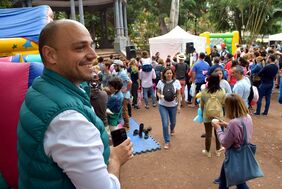 El concejal Alfonso Cabello contempla las actividades infantiles programadas en la plaza del Príncipe.