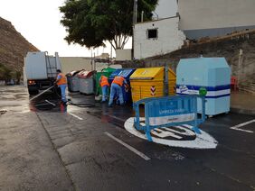 Detalle de la acción de limpieza desplegada esta semana en varias zonas de Valleseco.