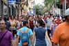Público congregado en el centro de la ciudad, en una pasada edición de "Ven a Santa Cruz".