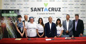 Carlota Cruz, Alberto Fernández, las tres educadoras ambientales de la campaña, el alcalde de Santa Cruz de Tenerife, José Manuel Bermúdez, Dámaso Arteaga y José Carlos Acha.