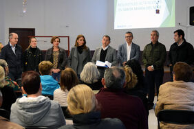 El alcalde y los concejales del grupo de gobierno, durante la reunión con los vecinos de Santa María del Mar-Los Alisios