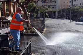 Detalle de la acción de limpieza realizada esta semana por la 'Operación Barrios' en la Zona Centro.