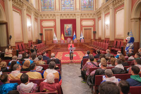 Foto de la alcaldesa Patricia Hernández, en la visita de las asociaciones que organizan el Entierro de la Sardina en Murcia.