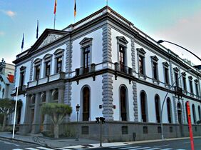 Detalle del exterior del Ayuntamiento de Santa Cruz de Tenerife.