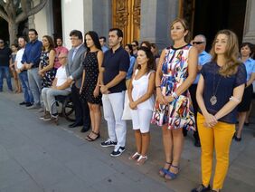 Detalle de la concentración silenciosa realizada hoy en memoria de las víctimas del atentado de Barcelona y en repulsa a este acto terrorista.
