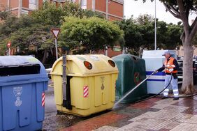 Detalle de la acción especial de limpieza desplegada esta semana en varias zonas del ámbito de Los Gladiolos.
