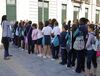 Un grupo de escolares aguarda para entrar al Teatro Guimerá durante una función anterior.