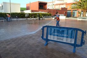 Detalle de la acción especial de limpieza desplegada este jueves por varias zonas de El Tablero.