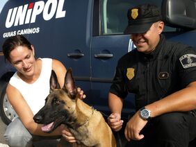 La concejal de Seguridad Ciudadana, Vial y Movilidad, Zaida González, con Afur, integrante de la subunidad canina