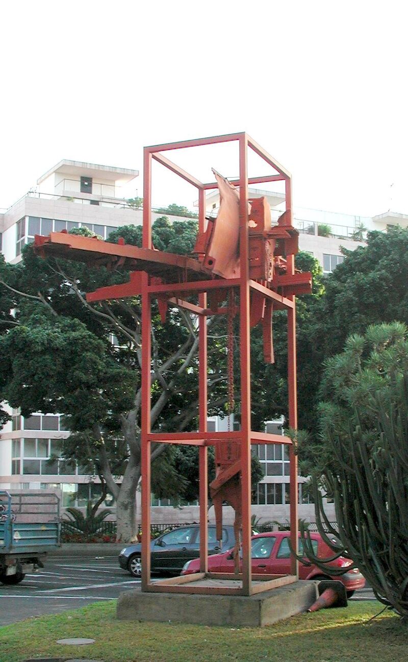 El Ayuntamiento de Santa Cruz inicia los trabajos de restauración de la escultura ‘Reloj de la muerte’, de José Abad