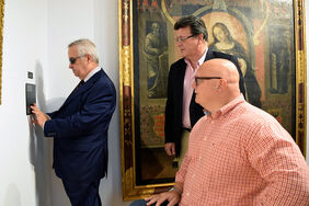 Andrés Guillén comprueba, en presencia de los concejales José Carlos Acha y Carlos Correa, los nuevos letreros identificativos que se han adaptado para las personas con discapacidad sensorial en el Museo Municipal de Bellas Artes.