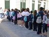 Un grupo de escolares guardan cola para asistir a una de las actividades culturales programadas en Santa Cruz