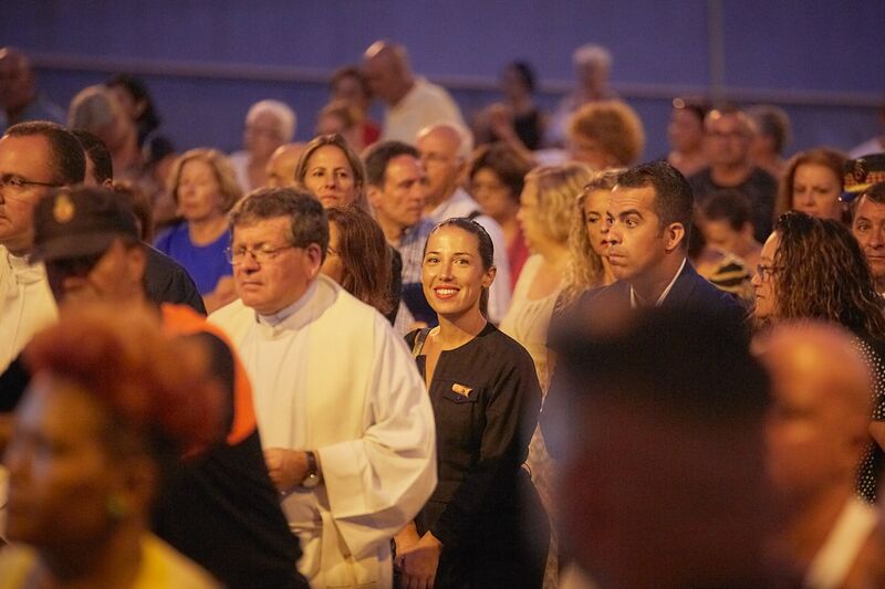 La alcaldesa de Santa Cruz preside la procesión de la Virgen de Regla que volvió a congregar a cientos de personas