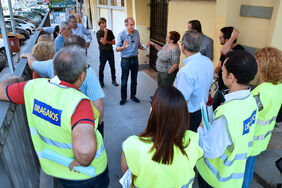 El concejal de Infraestructuras, durante uno de sus encuentros informativos con los vecinos de Méndez Núñez