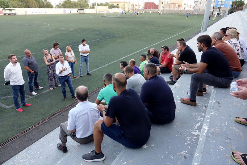 Un momento del encuentro celebrado en septiembre por el alcalde con los usuarios del campo de fútbol