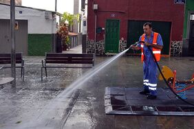 Detalle de la acción de limpieza desplegada en el pueblo de San Andrés.