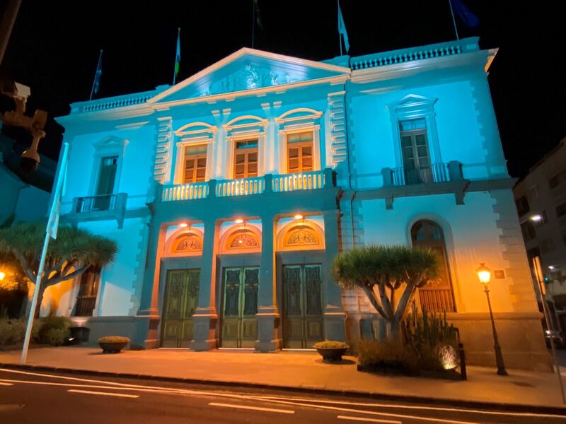 Foto fachada iluminada de azul