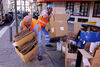 Dos operarios de la empresa concesionaria de limpieza recogen papel cartón de uno de los contenedores soterrados instalados en Santa Cruz.