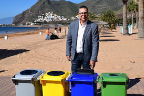 Dámaso Arteaga muestra los nuevos depósitos de reciclaje en Las Teresitas
