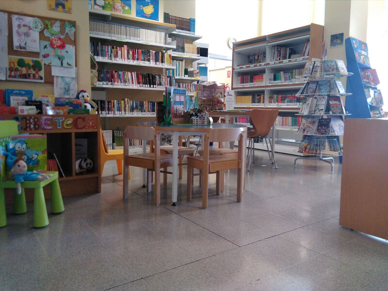 Foto del interior de la Biblioteca en Ofra