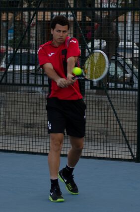 El campeón del Open Fiestas de Mayo 2017, Agustín González, golpea la pelota durante un partido.