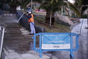 Un operario adscrito a la 'Operación Barrios' realiza labores de limpieza durante la acción desarrollada esta semana en varios puntos de Cuesta Piedra.