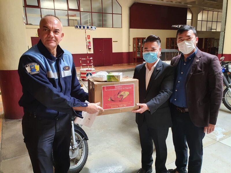  El Ayuntamiento y la Policía Local de Santa Cruz reciben una nueva donación de 1.200 mascarillas solidarias  