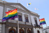 La bandera del movimiento LGTBI ondeando en el Ayuntamiento de Santa Cruz