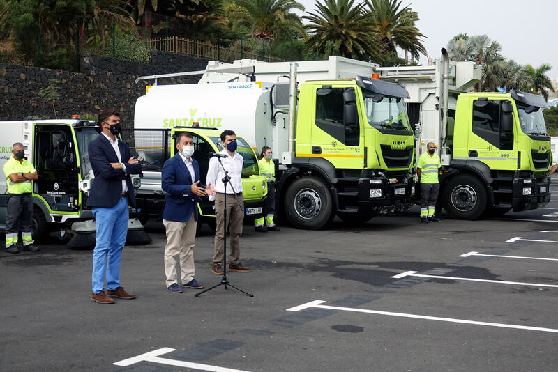 El Ayuntamiento presenta los primeros vehículos eléctricos y de gas del servicio de limpieza
