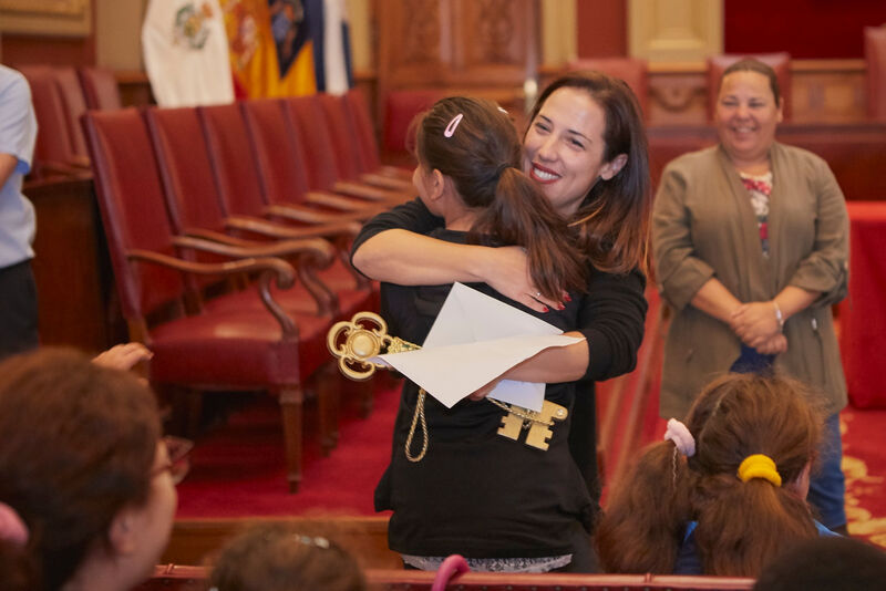 “¿Vive usted en el Ayuntamiento?”, las preguntas de los niños y las niñas de Las Retamas a la alcaldesa de Santa Cruz