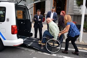 Carlos Correa prueba uno de los taxis adaptados de Santa Cruz en presencia del alcalde de la ciudad, José Manuel Bermúdez, y de Dámaso Arteaga.