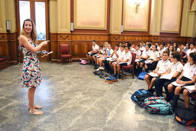 La concejala de Educación, Verónica Meseguer, responde a las preguntas del alumnado del colegio Hogar Escuela durante su visita al Salón de Plenos.