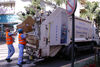 Dos operarios de la compañía adjudicataria de limpieza recogen papel cartón en una de las calles de la capital.