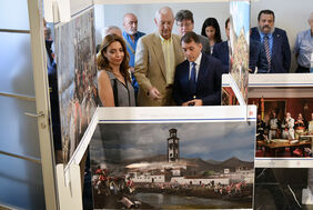 El alcalde inauguró esta mañana una exposición conmemorativa, obra de Víctor Ezquerro, en la sala de exposiciones del Casino