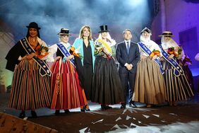 La concejala de Fiestas, Gladis de León, y el alcalde de la ciudad, José Manuel Bermúdez, junto a la reina de las Fiestas de Mayo, Andrea Fernández, y su corte de honor.
