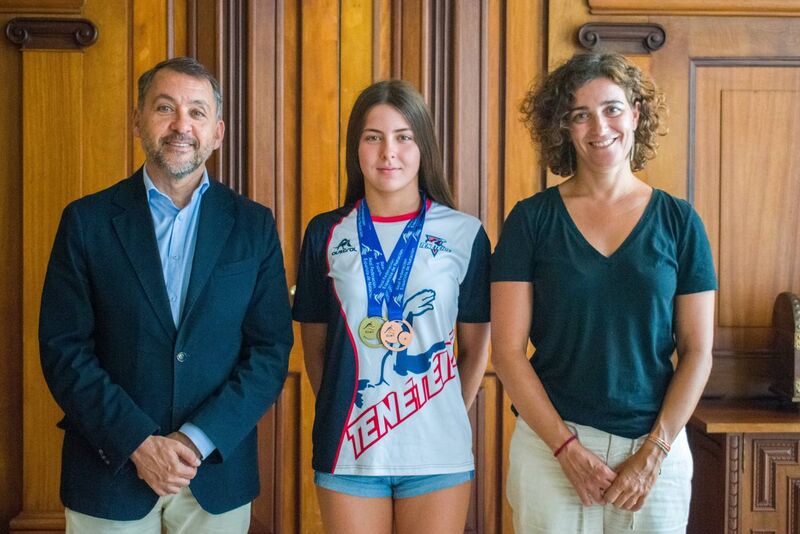 Santa Cruz felicita a Lucía Porrero por sus dos medallas en el Nacional de Natación Infantil 