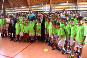 El alcalde y Sergio Rodríguez posaron junto a los participantes en el campus que lleva el nombre del destacado baloncestista