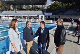 El alcalde de Santa Cruz, José Manuel Bermúdez, dialoga con los dirigentes de la natación tinerfeña y con la concejala Yolanda Moliné durante la competición que sirvió para reabrir la piscina municipal Acidalio Lorenzo.