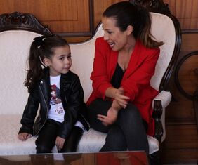 La alcaldesa de Santa Cruz recibe a la Reina infantil del Carnaval chicharrero