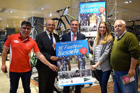 Verónica Meseguer, junto al director de El Corte Inglés en Tenerife, Álvaro Rojas; y el presidente de la Federación Insular de Ciclismo de Tenerife, Juan Marrero.