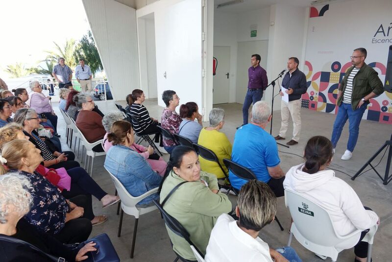 Santa Cruz informa a 140 familias de Añaza de los trámites para rehabilitar sus edificios 