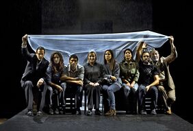 El actor tinerfeño Álex García, tercero por la izquierda, junto a Nuria Espert y el resto del reparto de la obra teatral 'Incendios', que se representará en el Teatro Guimerá el próximo jueves 2 de febrero.