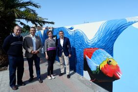 El director del centro educativo, Dámaso Arteaga, Patricia León y el alcalde de la ciudad, José Manuel Bermúdez, junto al muro en el que puede contemplarse la obra pictórica de la artista.