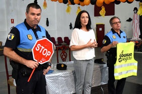 La concejal Zaida González junto a efectivos policiales en la asociación de vecinos de García Escámez
