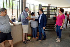 El alcalde saluda a uno de los vecinos de Cuesta Piedra, a los que se informó  del proyecto de impermeabilización de garajas