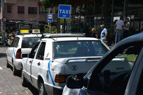 Detalle de varios taxis estacionados en la parada de la plaza de Weyler.