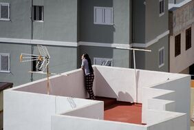 Santa Cruz convierte la calle del Castillo en sala de arte con la muestra fotográfica “PHE desde mi balcón” 