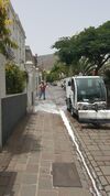 Detalle de la acción de limpieza especial realizada en el tramo peatonal de la calle Viera y Clavijo.