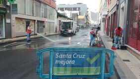 Detalle del dispositivo de limpieza realizado esta semana en la calle de La Rosa.