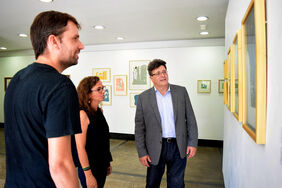El concejal de Cultura, José Carlos Acha, recorre la muestra junto a dos de los artistas que exponen en la misma.
